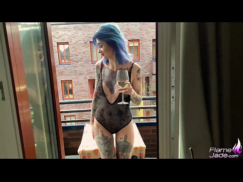 ❤️ Τρομερό κορίτσι ρουφάει και γαμάει παθιασμένα στους ανοιχτούς ουρανούς ❤❌ Πόρνο